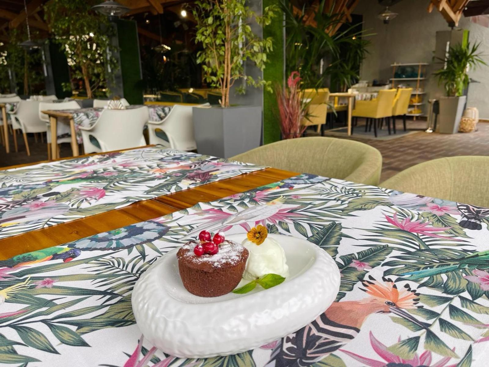 Hotel Brilliant Meses Zalău Dış mekan fotoğraf